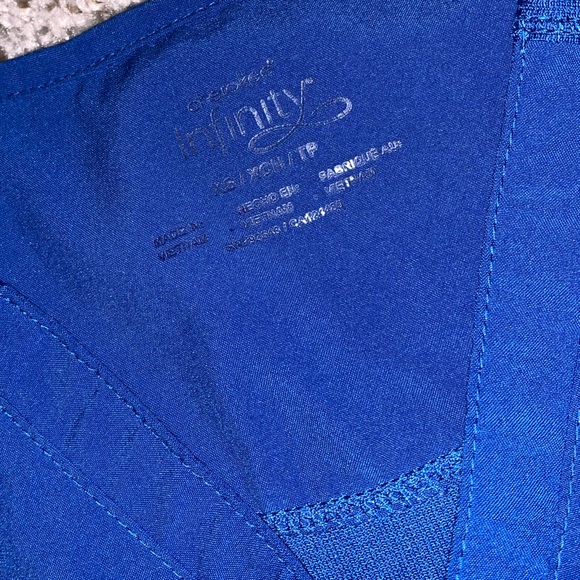 Cherokee Infinity Scrub Top - Picture 2 of 3